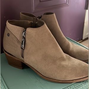 These are Simply Vera Vera Wang booties. Size 8.5, great condition, comfortable!